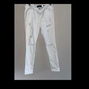 WHITE RIPPED HOLLISTER JEANS